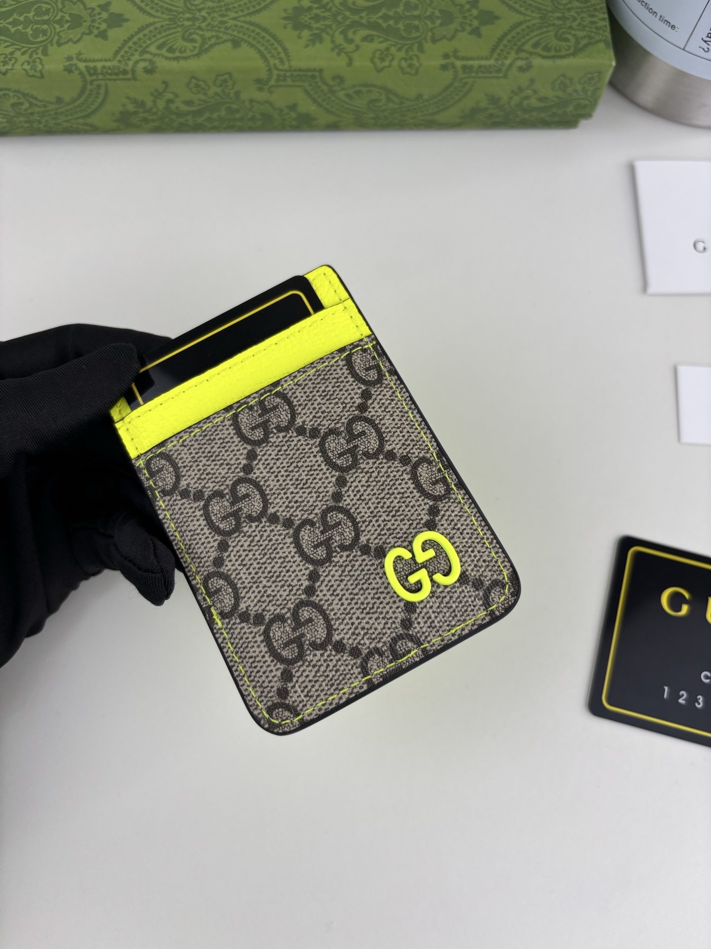 GUCUl新系列呈现纤薄且小巧的皮具作品,焕新融蕴多种色彩,GG标识点缀充满对比美感的双色调设计。这款磁扣卡片夹以荧光绿 GUCUl新系列呈现纤薄且小巧的皮具作品,焕新融蕴多种色彩,GG标识点缀充满对比美感的双色调设计。这款磁扣卡片夹以荧光绿