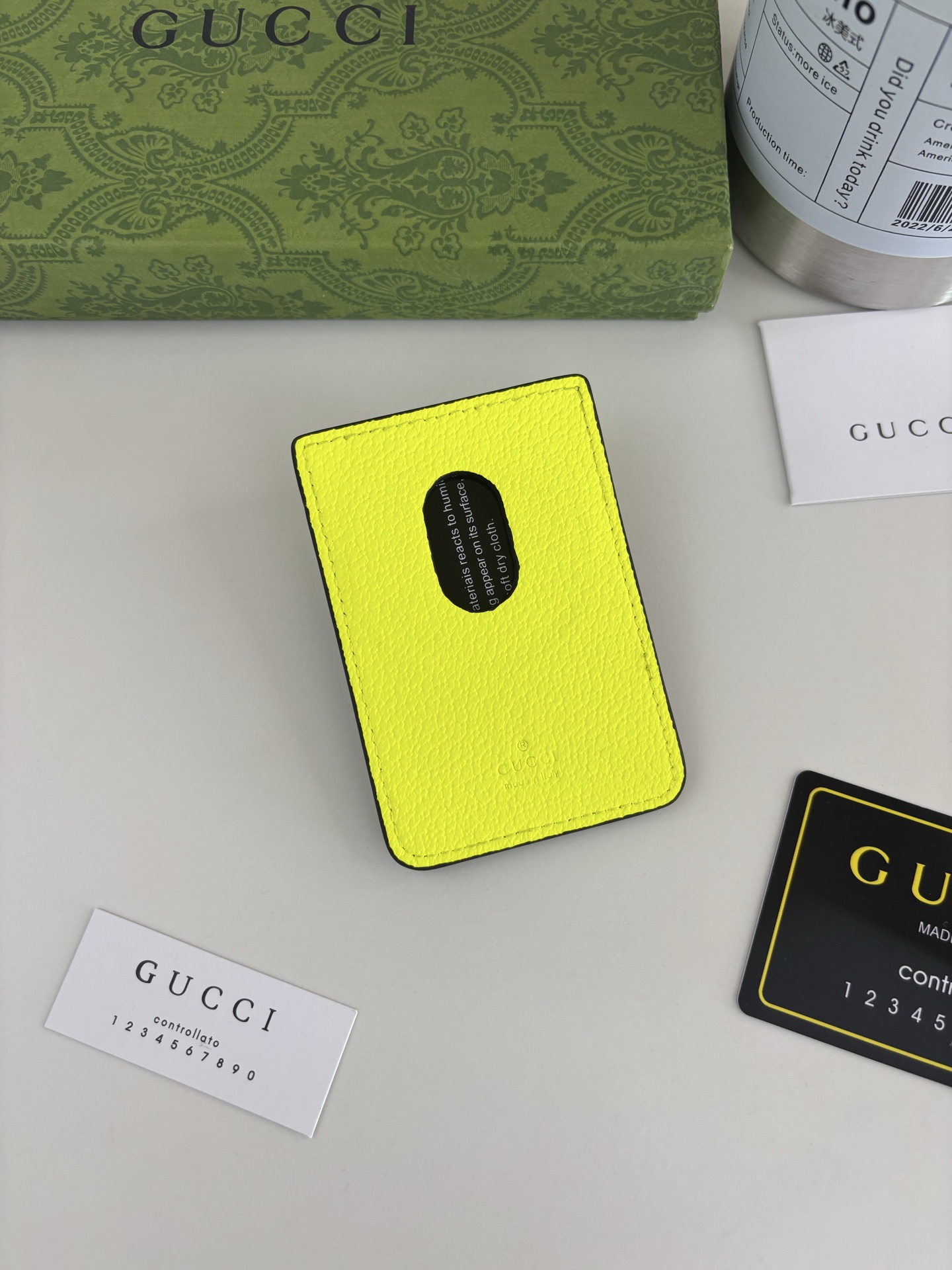 GUCUl新系列呈现纤薄且小巧的皮具作品,焕新融蕴多种色彩,GG标识点缀充满对比美感的双色调设计。这款磁扣卡片夹以荧光绿 GUCUl新系列呈现纤薄且小巧的皮具作品,焕新融蕴多种色彩,GG标识点缀充满对比美感的双色调设计。这款磁扣卡片夹以荧光绿