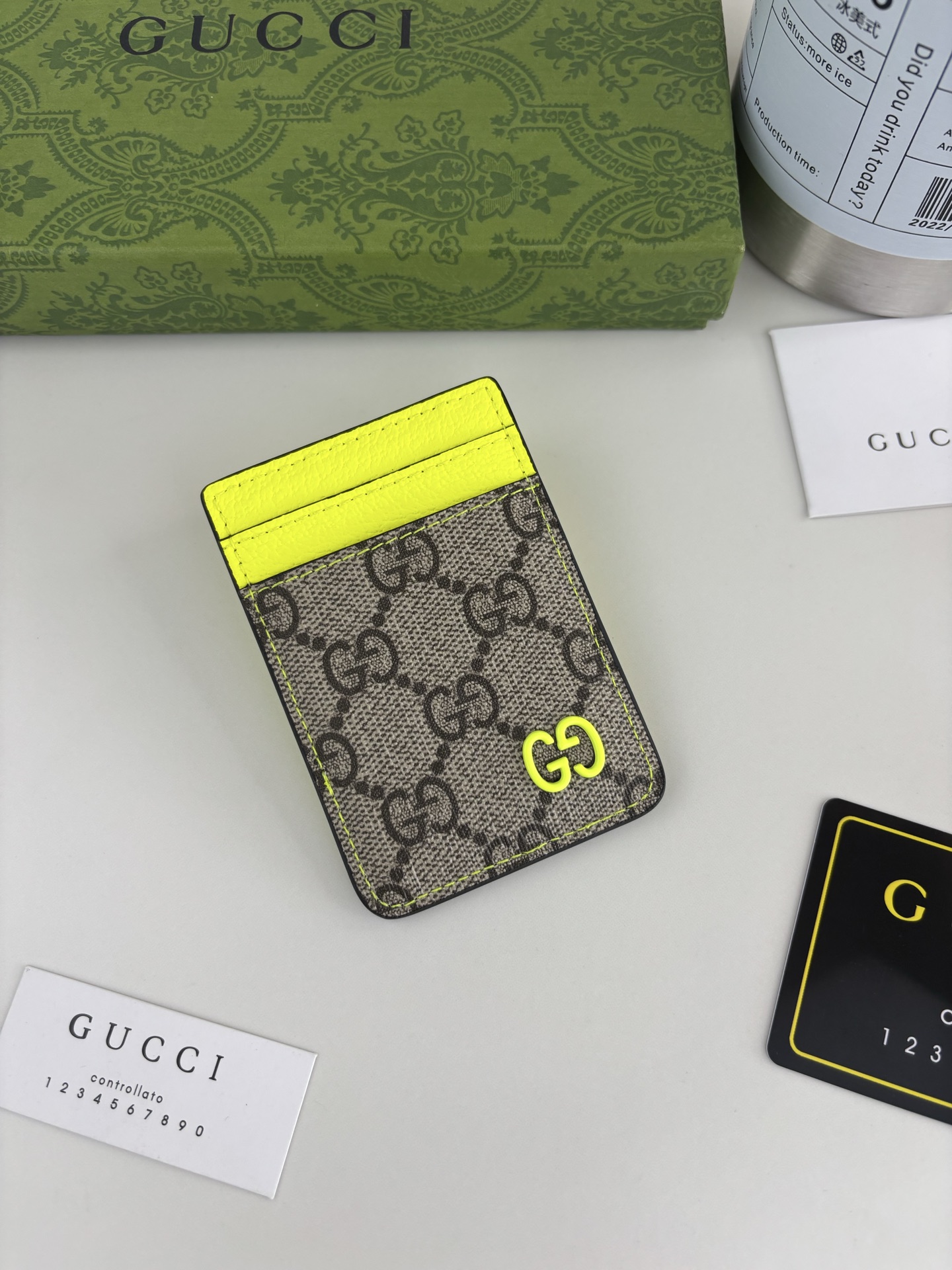 GUCUl新系列呈现纤薄且小巧的皮具作品,焕新融蕴多种色彩,GG标识点缀充满对比美感的双色调设计。这款磁扣卡片夹以荧光绿 GUCUl新系列呈现纤薄且小巧的皮具作品,焕新融蕴多种色彩,GG标识点缀充满对比美感的双色调设计。这款磁扣卡片夹以荧光绿