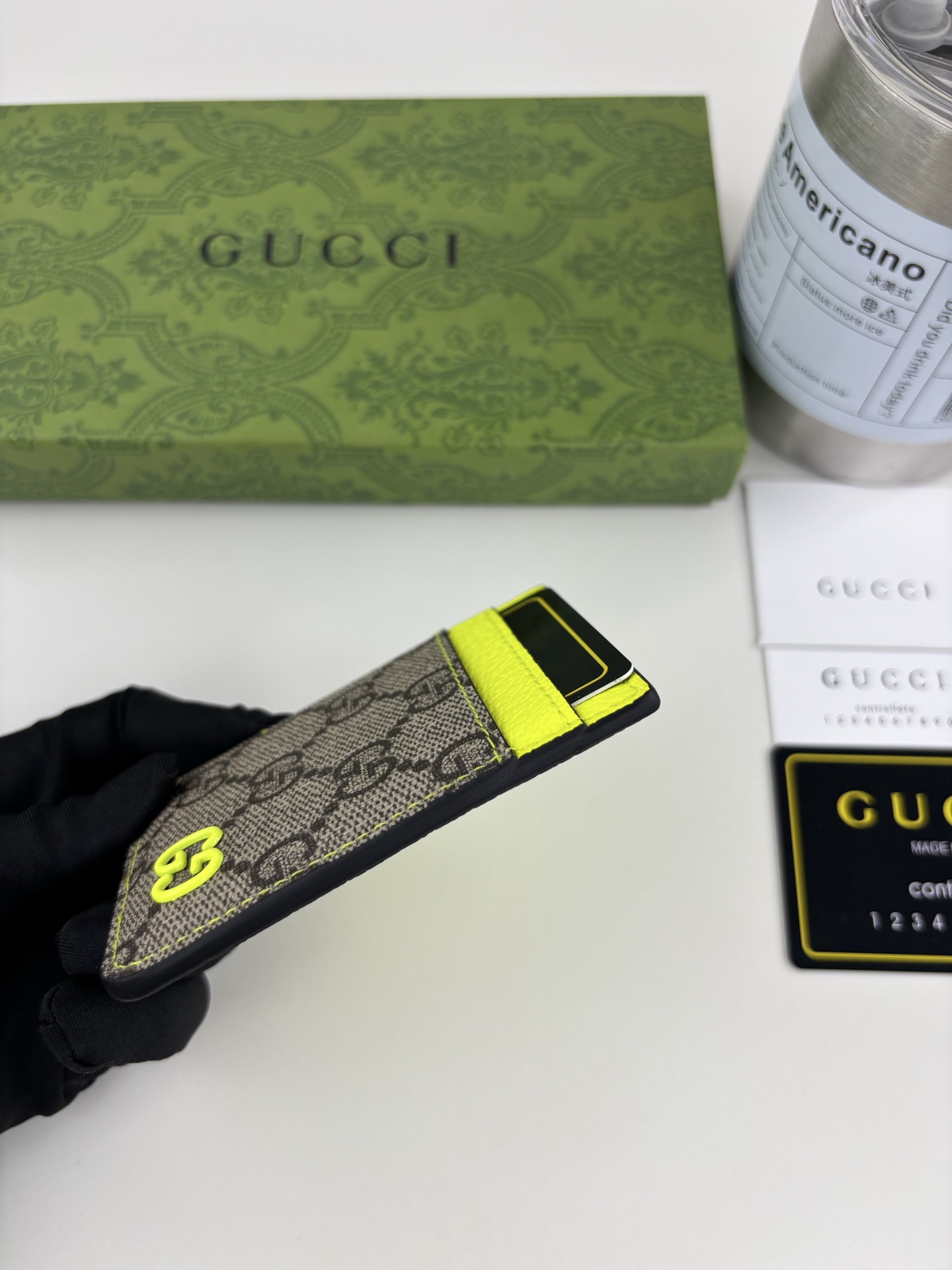 GUCUl新系列呈现纤薄且小巧的皮具作品,焕新融蕴多种色彩,GG标识点缀充满对比美感的双色调设计。这款磁扣卡片夹以荧光绿 GUCUl新系列呈现纤薄且小巧的皮具作品,焕新融蕴多种色彩,GG标识点缀充满对比美感的双色调设计。这款磁扣卡片夹以荧光绿
