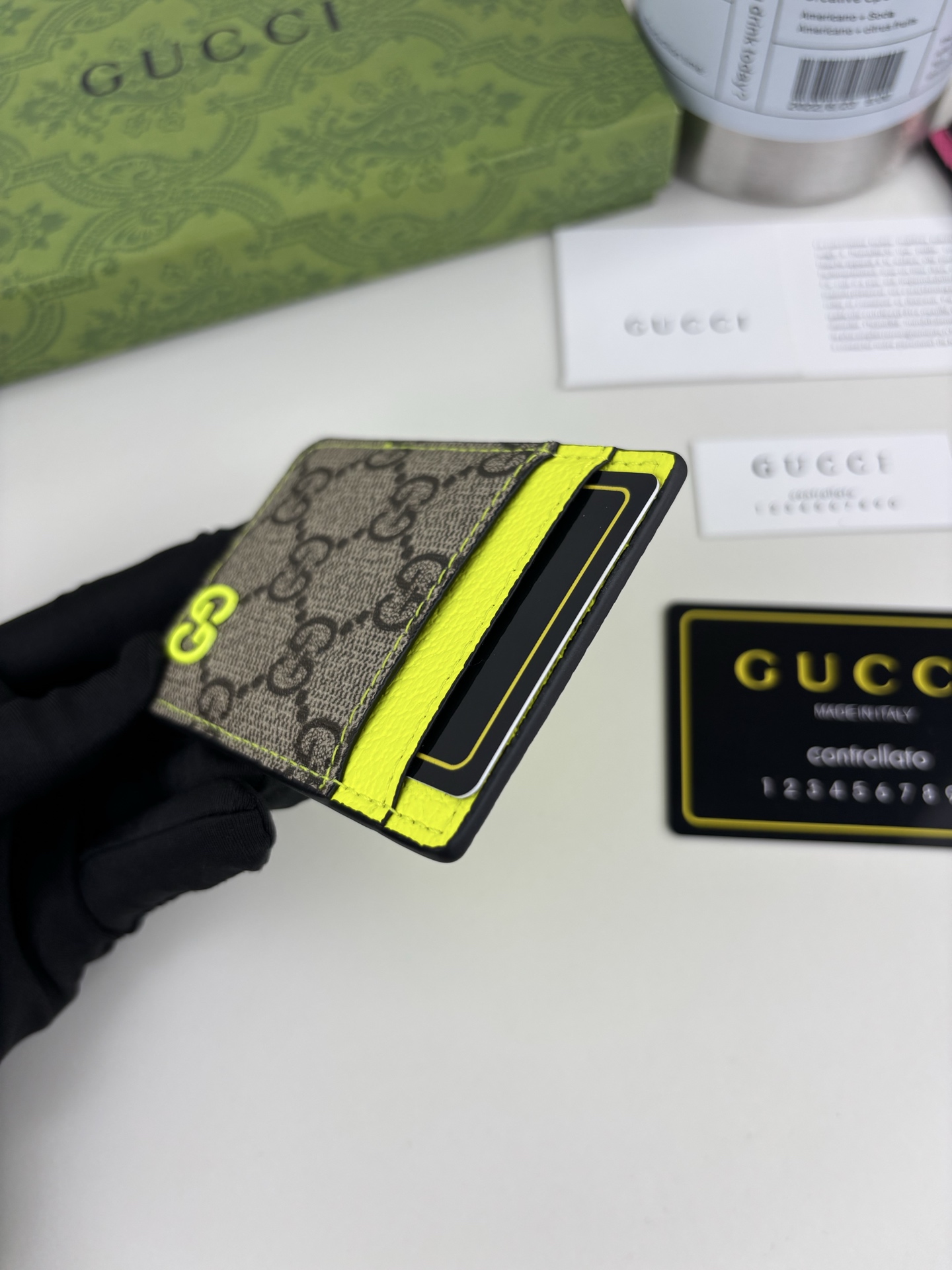 GUCUl新系列呈现纤薄且小巧的皮具作品,焕新融蕴多种色彩,GG标识点缀充满对比美感的双色调设计。这款磁扣卡片夹以荧光绿 GUCUl新系列呈现纤薄且小巧的皮具作品,焕新融蕴多种色彩,GG标识点缀充满对比美感的双色调设计。这款磁扣卡片夹以荧光绿
