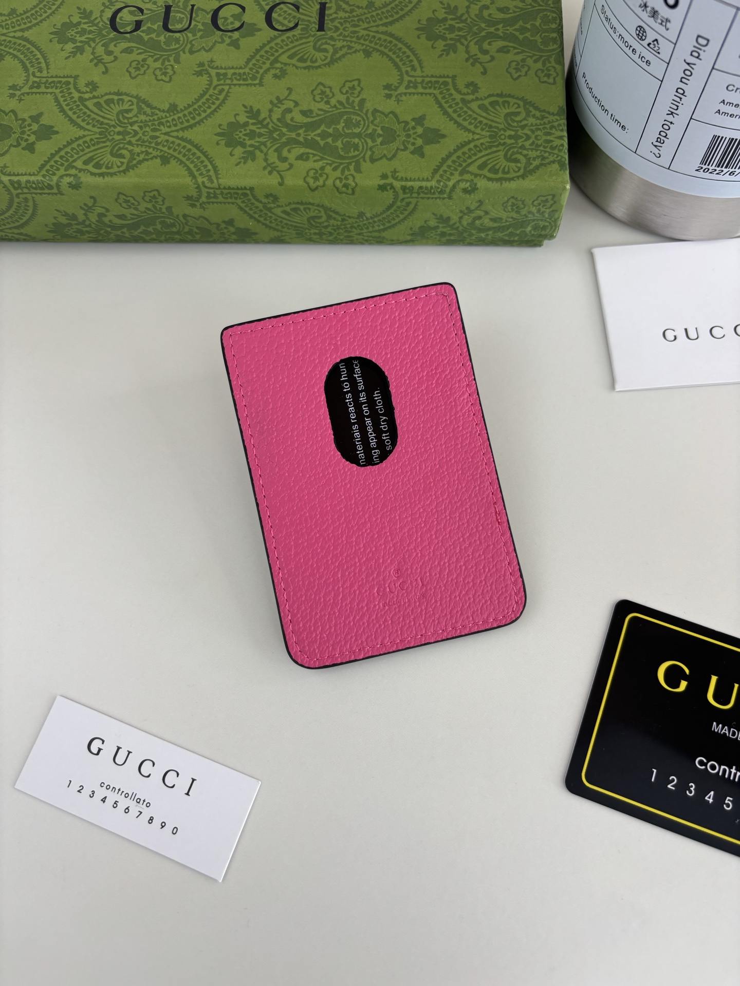 GUCUl新系列呈现纤薄且小巧的皮具作品,焕新融蕴多种色彩,GG标识点缀充满对比美感的双色调设计。这款磁扣卡片夹以粉色和 GUCUl新系列呈现纤薄且小巧的皮具作品,焕新融蕴多种色彩,GG标识点缀充满对比美感的双色调设计。这款磁扣卡片夹以粉色和