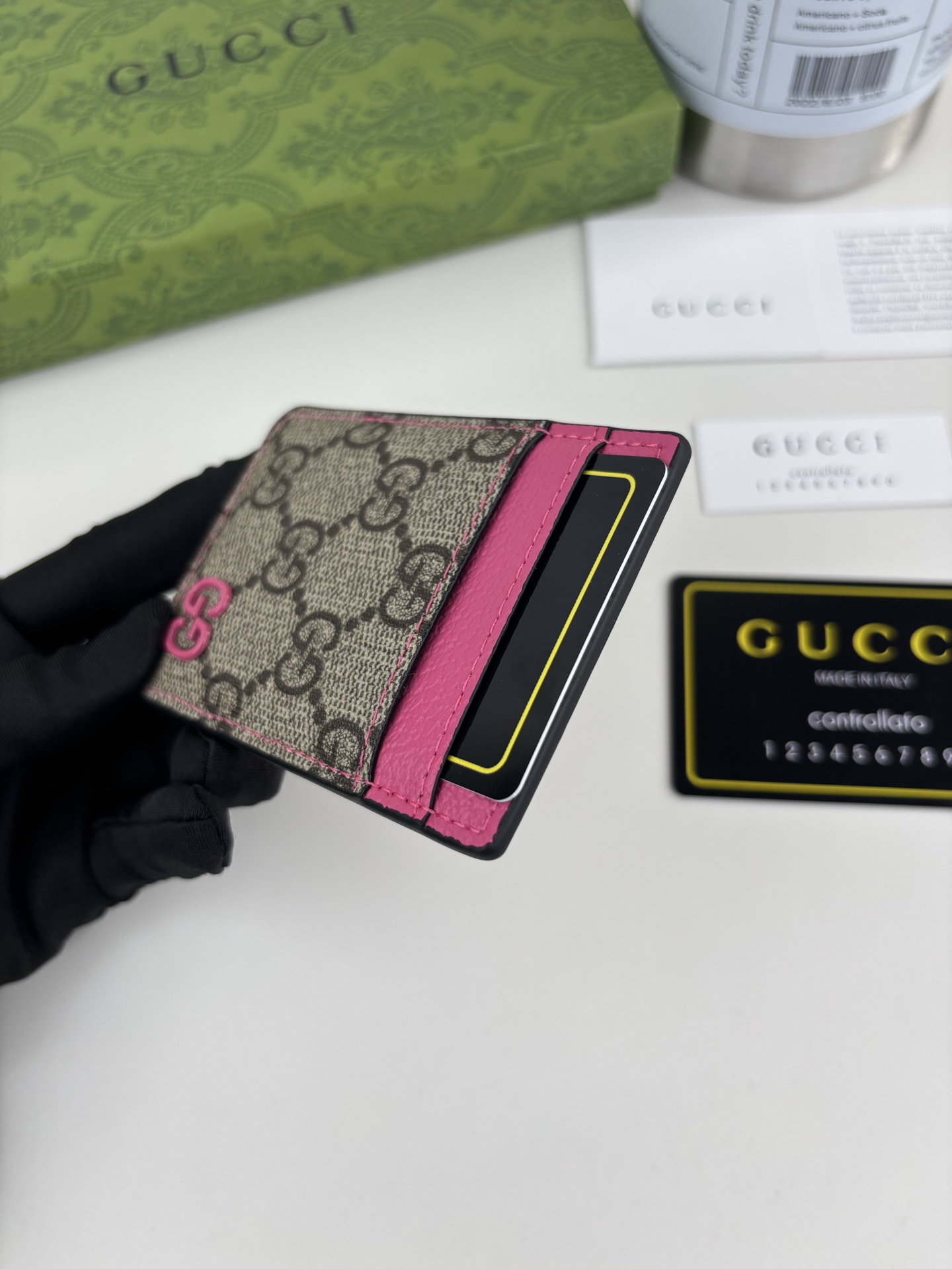 GUCUl新系列呈现纤薄且小巧的皮具作品,焕新融蕴多种色彩,GG标识点缀充满对比美感的双色调设计。这款磁扣卡片夹以粉色和 GUCUl新系列呈现纤薄且小巧的皮具作品,焕新融蕴多种色彩,GG标识点缀充满对比美感的双色调设计。这款磁扣卡片夹以粉色和