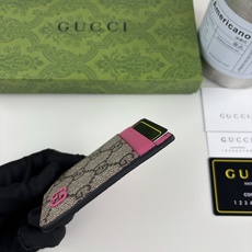 GUCUl新系列呈现纤薄且小巧的皮具作品,焕新融蕴多种色彩,GG标识点缀充满对比美感的双色调设计。这款磁扣卡片夹以粉色和 GUCUl新系列呈现纤薄且小巧的皮具作品,焕新融蕴多种色彩,GG标识点缀充满对比美感的双色调设计。这款磁扣卡片夹以粉色和