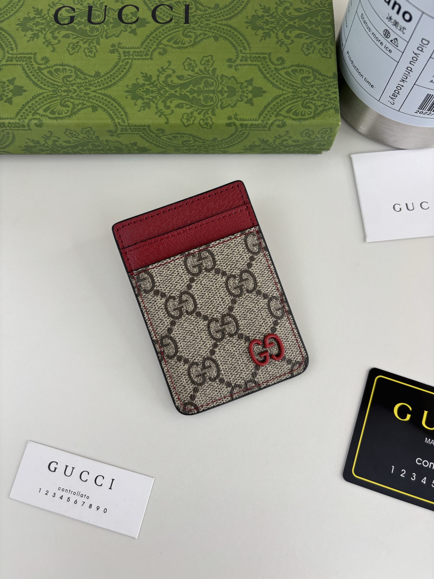 GUCUl新系列呈现纤薄且小巧的皮具作品,焕新融蕴多种色彩,GG标识点缀充满对比美感的双色调设计。这款磁扣卡片夹以红色和 GUCUl新系列呈现纤薄且小巧的皮具作品,焕新融蕴多种色彩,GG标识点缀充满对比美感的双色调设计。这款磁扣卡片夹以红色和