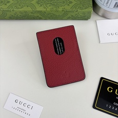 GUCUl新系列呈现纤薄且小巧的皮具作品,焕新融蕴多种色彩,GG标识点缀充满对比美感的双色调设计。这款磁扣卡片夹以红色和 GUCUl新系列呈现纤薄且小巧的皮具作品,焕新融蕴多种色彩,GG标识点缀充满对比美感的双色调设计。这款磁扣卡片夹以红色和