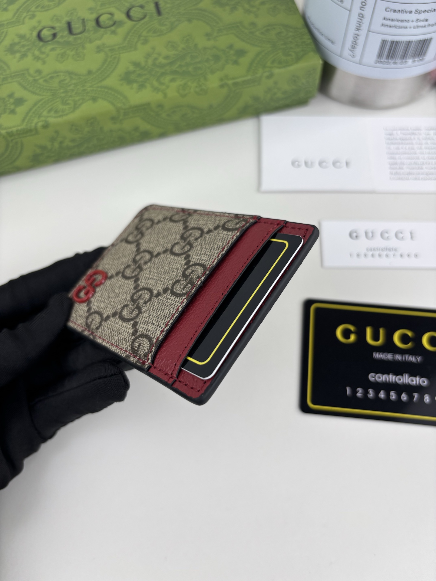 GUCUl新系列呈现纤薄且小巧的皮具作品,焕新融蕴多种色彩,GG标识点缀充满对比美感的双色调设计。这款磁扣卡片夹以红色和 GUCUl新系列呈现纤薄且小巧的皮具作品,焕新融蕴多种色彩,GG标识点缀充满对比美感的双色调设计。这款磁扣卡片夹以红色和