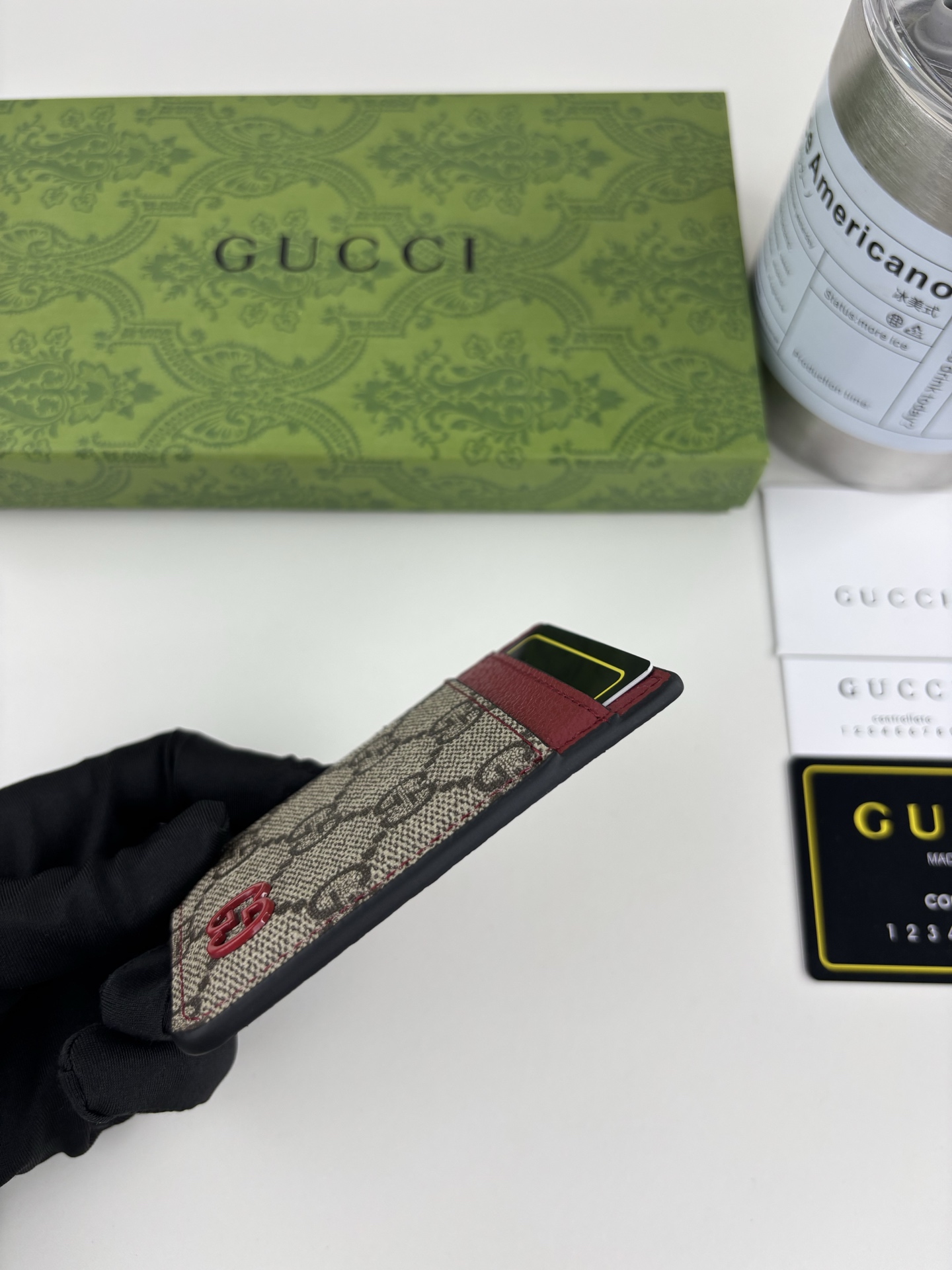 GUCUl新系列呈现纤薄且小巧的皮具作品,焕新融蕴多种色彩,GG标识点缀充满对比美感的双色调设计。这款磁扣卡片夹以红色和 GUCUl新系列呈现纤薄且小巧的皮具作品,焕新融蕴多种色彩,GG标识点缀充满对比美感的双色调设计。这款磁扣卡片夹以红色和