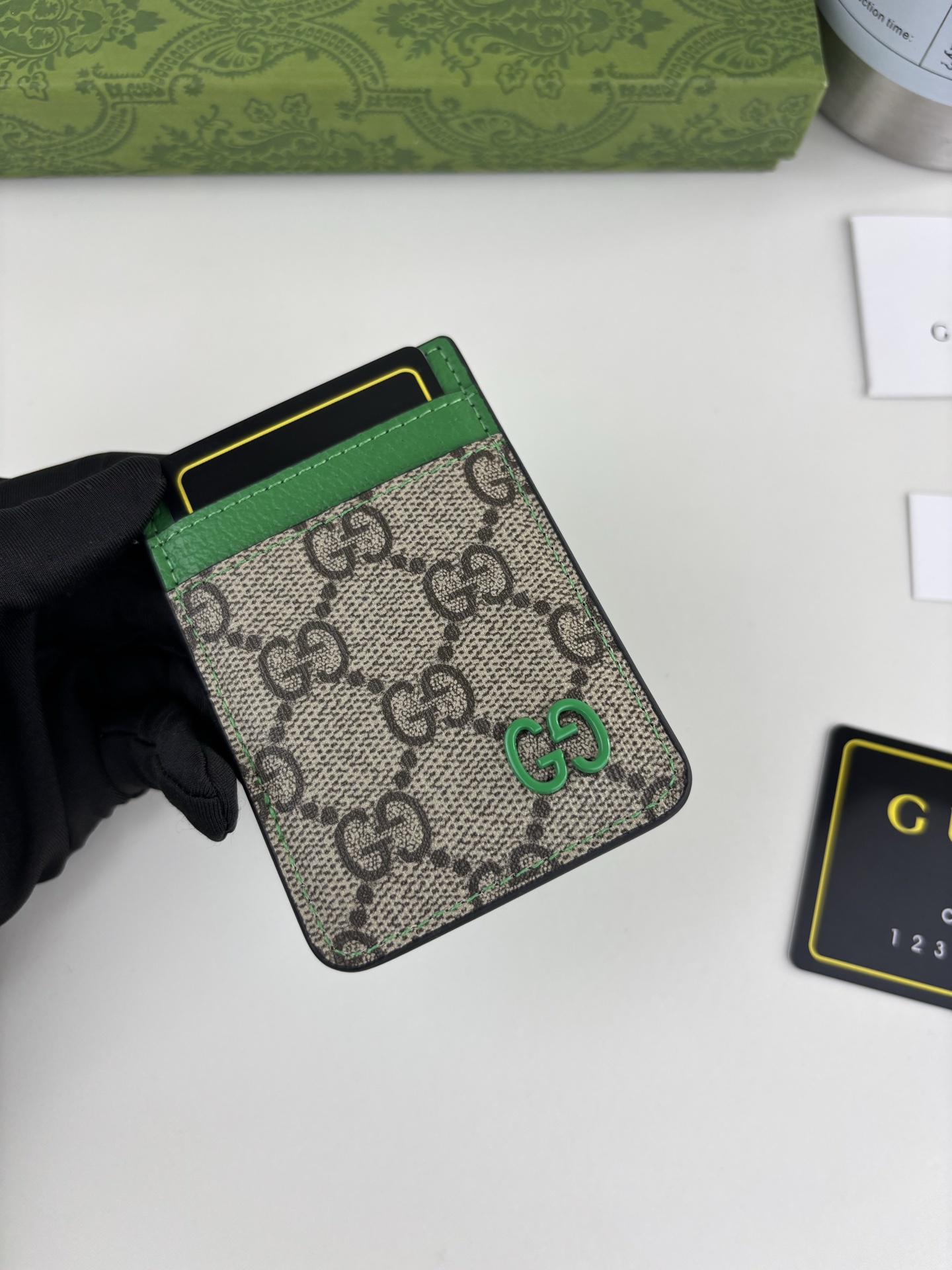 GUCUl新系列呈现纤薄且小巧的皮具作品,焕新融蕴多种色彩,GG标识点缀充满对比美感的双色调设计。这款磁扣卡片夹以绿色和 GUCUl新系列呈现纤薄且小巧的皮具作品,焕新融蕴多种色彩,GG标识点缀充满对比美感的双色调设计。这款磁扣卡片夹以绿色和