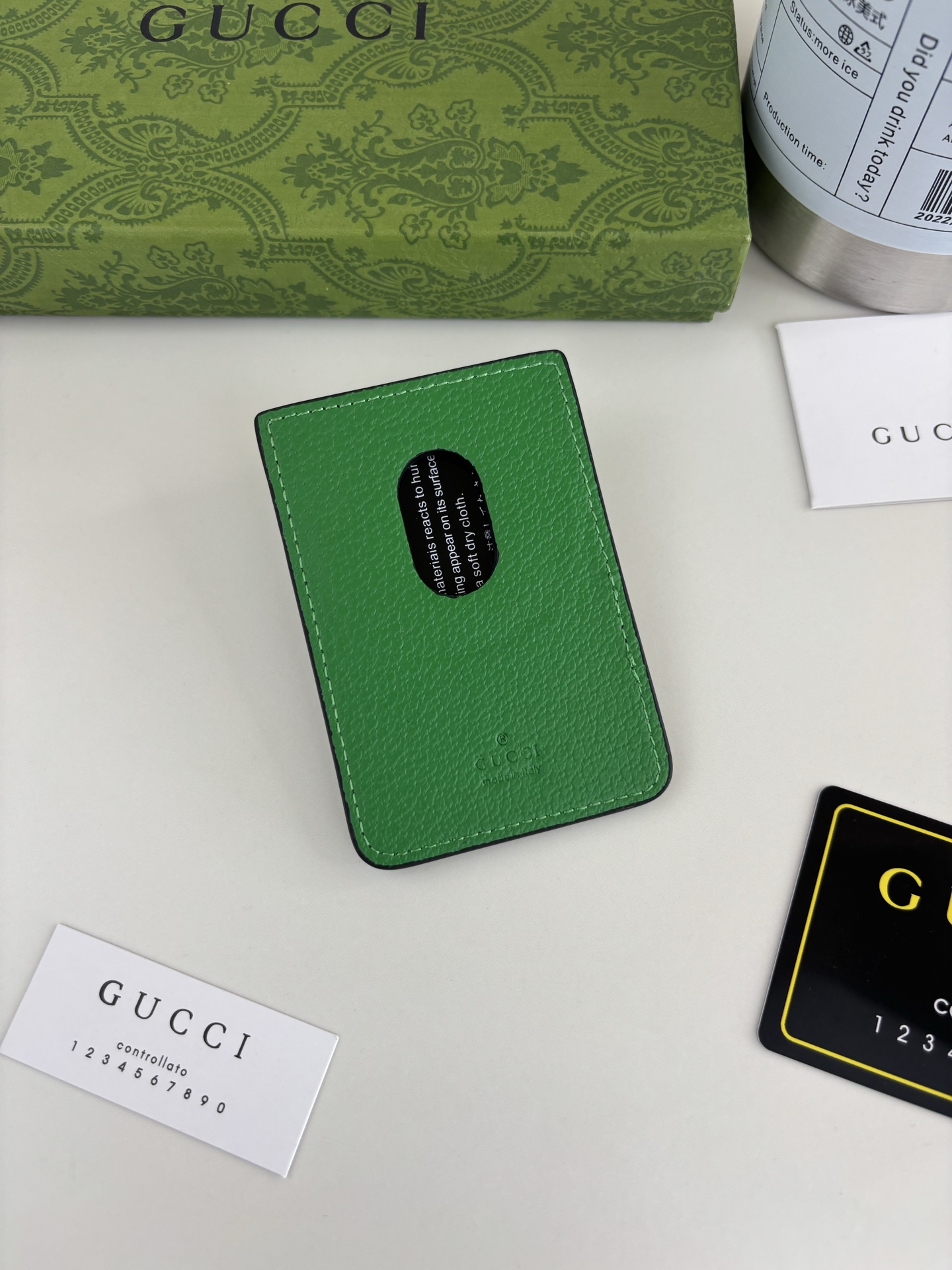 GUCUl新系列呈现纤薄且小巧的皮具作品,焕新融蕴多种色彩,GG标识点缀充满对比美感的双色调设计。这款磁扣卡片夹以绿色和 GUCUl新系列呈现纤薄且小巧的皮具作品,焕新融蕴多种色彩,GG标识点缀充满对比美感的双色调设计。这款磁扣卡片夹以绿色和