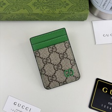 GUCUl新系列呈现纤薄且小巧的皮具作品,焕新融蕴多种色彩,GG标识点缀充满对比美感的双色调设计。这款磁扣卡片夹以绿色和 GUCUl新系列呈现纤薄且小巧的皮具作品,焕新融蕴多种色彩,GG标识点缀充满对比美感的双色调设计。这款磁扣卡片夹以绿色和