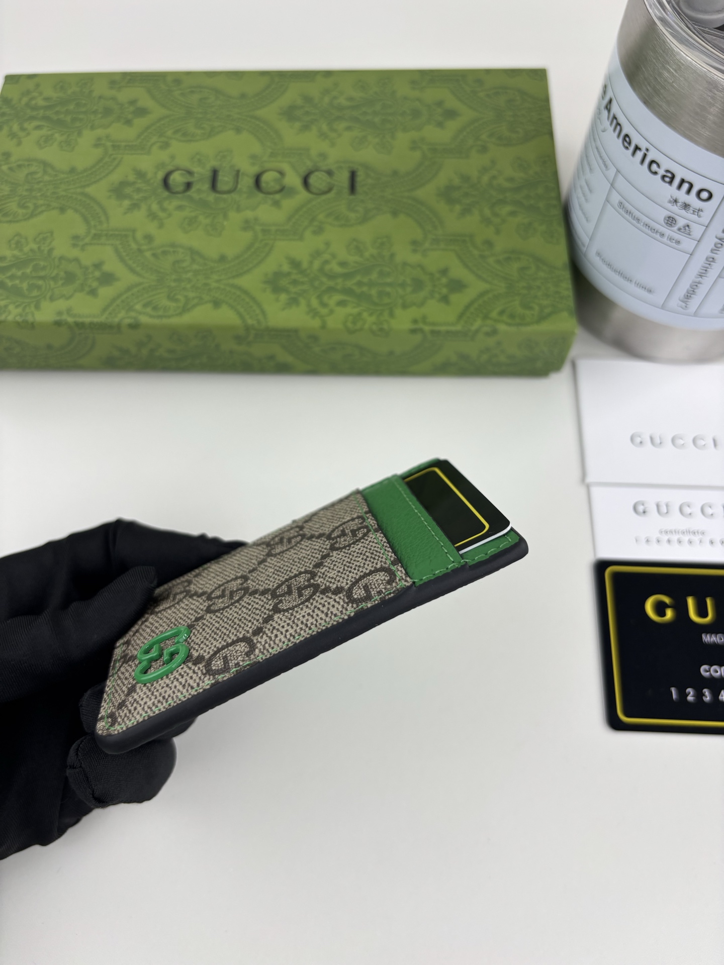 GUCUl新系列呈现纤薄且小巧的皮具作品,焕新融蕴多种色彩,GG标识点缀充满对比美感的双色调设计。这款磁扣卡片夹以绿色和 GUCUl新系列呈现纤薄且小巧的皮具作品,焕新融蕴多种色彩,GG标识点缀充满对比美感的双色调设计。这款磁扣卡片夹以绿色和