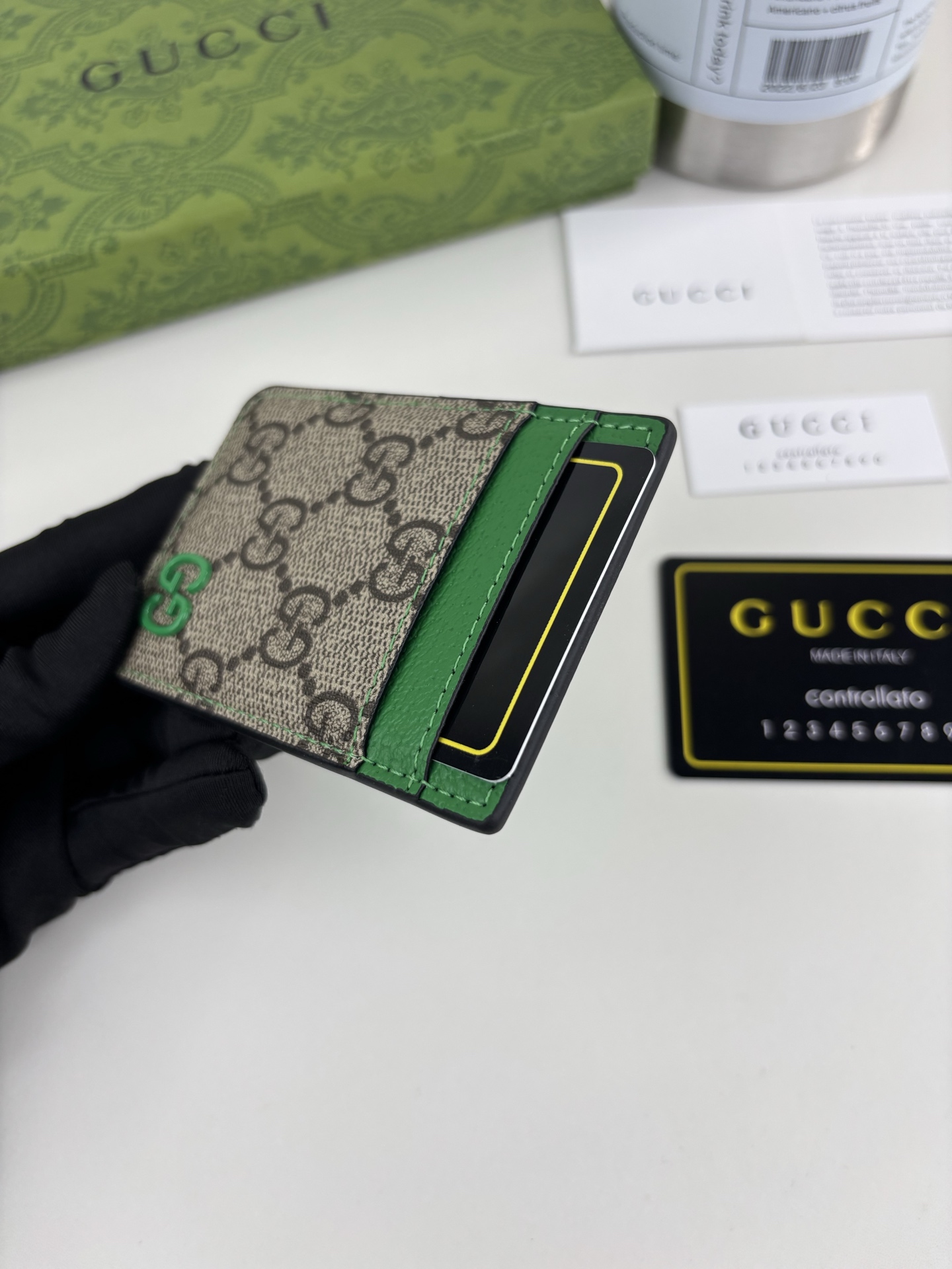 GUCUl新系列呈现纤薄且小巧的皮具作品,焕新融蕴多种色彩,GG标识点缀充满对比美感的双色调设计。这款磁扣卡片夹以绿色和 GUCUl新系列呈现纤薄且小巧的皮具作品,焕新融蕴多种色彩,GG标识点缀充满对比美感的双色调设计。这款磁扣卡片夹以绿色和