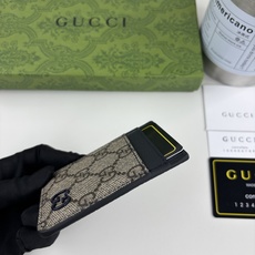 GUCUl新系列呈现纤薄且小巧的皮具作品,焕新融蕴多种色彩,GG标识点缀充满对比美感的双色调设计。这款磁扣卡片夹以蓝色和 GUCUl新系列呈现纤薄且小巧的皮具作品,焕新融蕴多种色彩,GG标识点缀充满对比美感的双色调设计。这款磁扣卡片夹以蓝色和