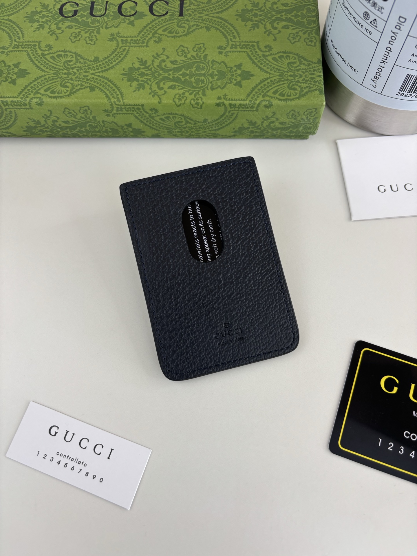 GUCUl新系列呈现纤薄且小巧的皮具作品,焕新融蕴多种色彩,GG标识点缀充满对比美感的双色调设计。这款磁扣卡片夹以蓝色和 GUCUl新系列呈现纤薄且小巧的皮具作品,焕新融蕴多种色彩,GG标识点缀充满对比美感的双色调设计。这款磁扣卡片夹以蓝色和