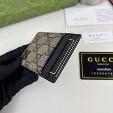 GUCUl新系列呈现纤薄且小巧的皮具作品,焕新融蕴多种色彩,GG标识点缀充满对比美感的双色调设计。这款磁扣卡片夹以蓝色和 GUCUl新系列呈现纤薄且小巧的皮具作品,焕新融蕴多种色彩,GG标识点缀充满对比美感的双色调设计。这款磁扣卡片夹以蓝色和