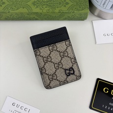 GUCUl新系列呈现纤薄且小巧的皮具作品,焕新融蕴多种色彩,GG标识点缀充满对比美感的双色调设计。这款磁扣卡片夹以蓝色和 GUCUl新系列呈现纤薄且小巧的皮具作品,焕新融蕴多种色彩,GG标识点缀充满对比美感的双色调设计。这款磁扣卡片夹以蓝色和