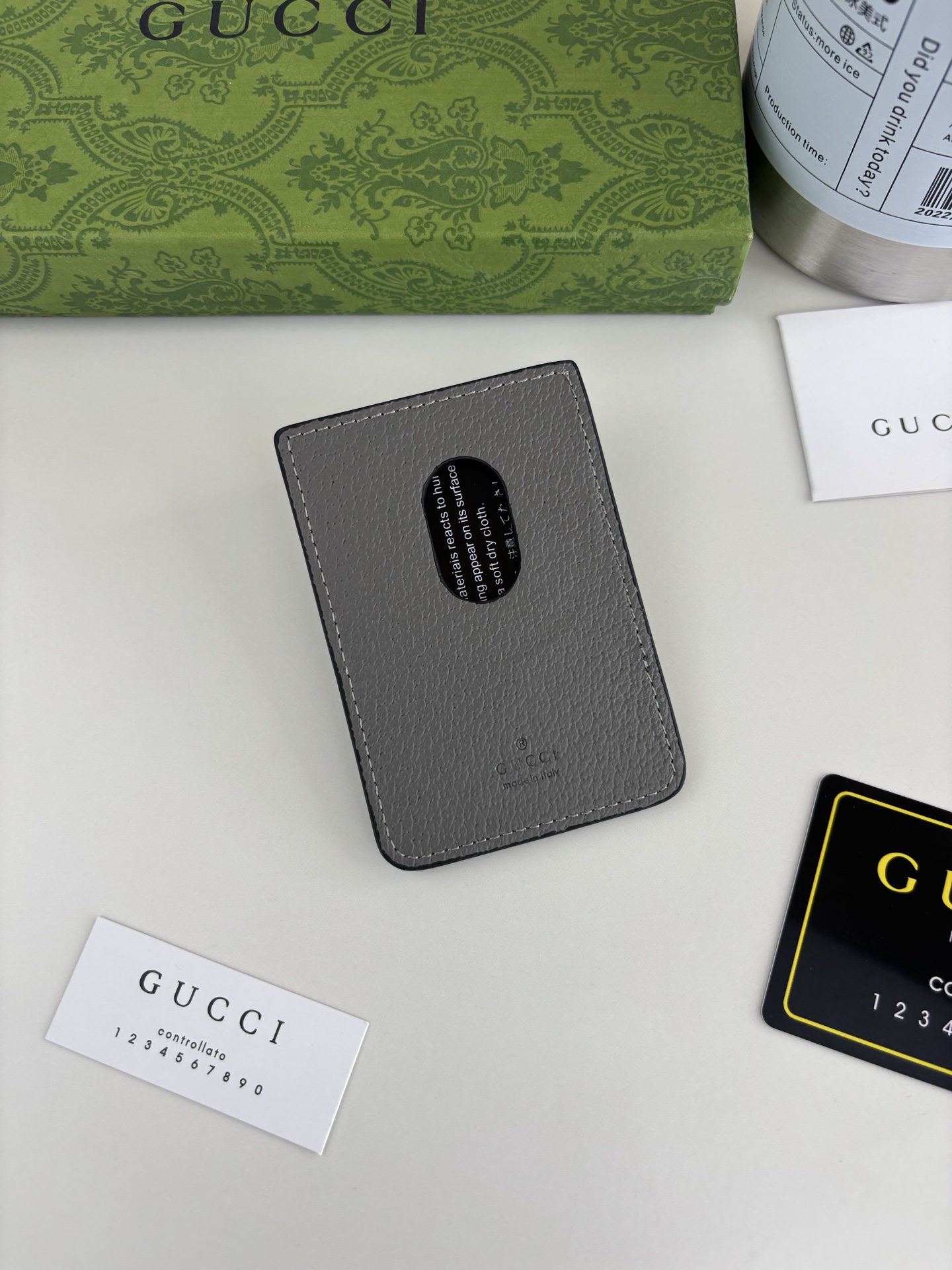 GUCUl新系列呈现纤薄且小巧的皮具作品,焕新融蕴多种色彩,GG标识点缀充满对比美感的双色调设计。这款磁扣卡片夹以灰色和 GUCUl新系列呈现纤薄且小巧的皮具作品,焕新融蕴多种色彩,GG标识点缀充满对比美感的双色调设计。这款磁扣卡片夹以灰色和
