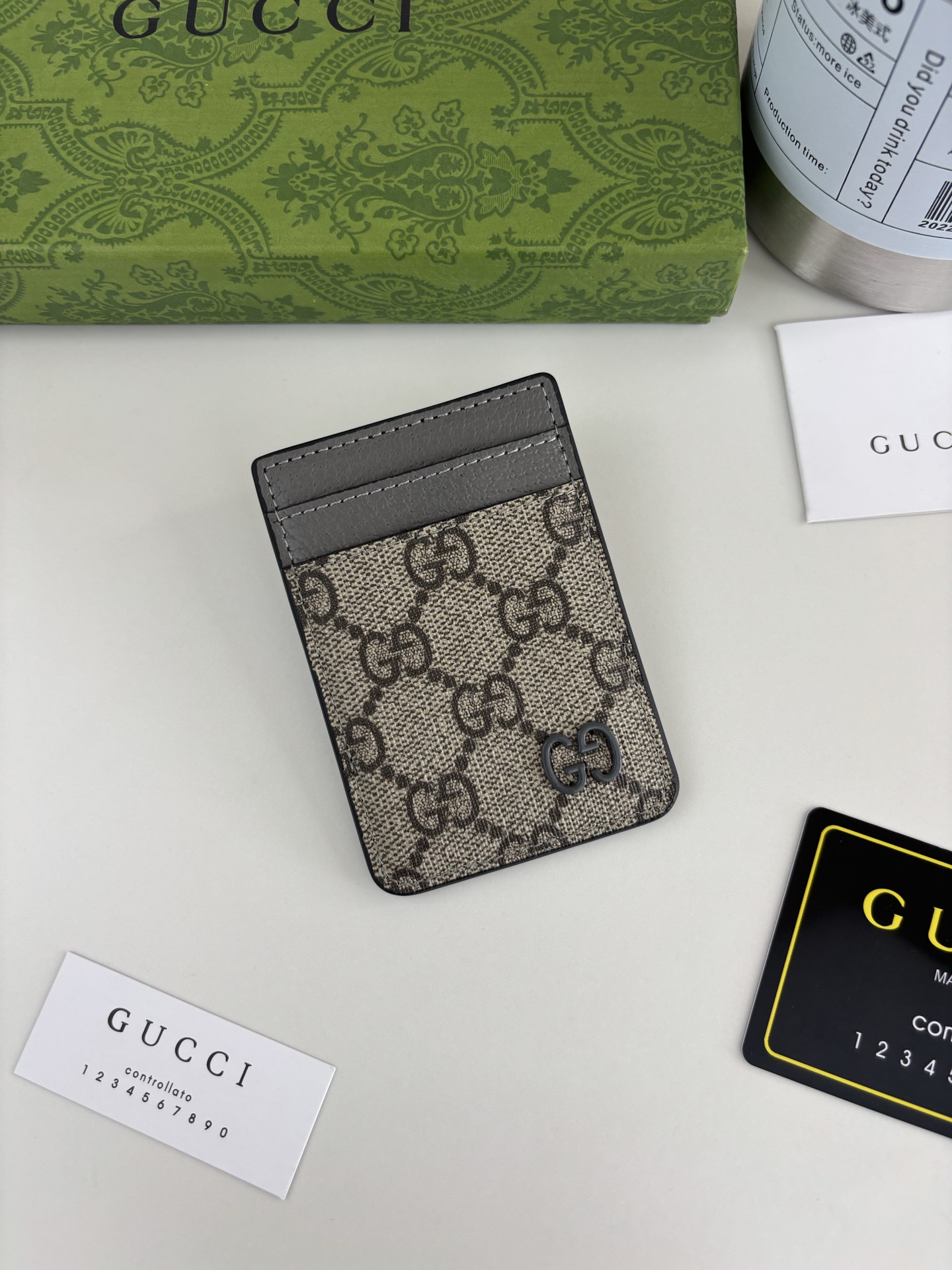 GUCUl新系列呈现纤薄且小巧的皮具作品,焕新融蕴多种色彩,GG标识点缀充满对比美感的双色调设计。这款磁扣卡片夹以灰色和 GUCUl新系列呈现纤薄且小巧的皮具作品,焕新融蕴多种色彩,GG标识点缀充满对比美感的双色调设计。这款磁扣卡片夹以灰色和