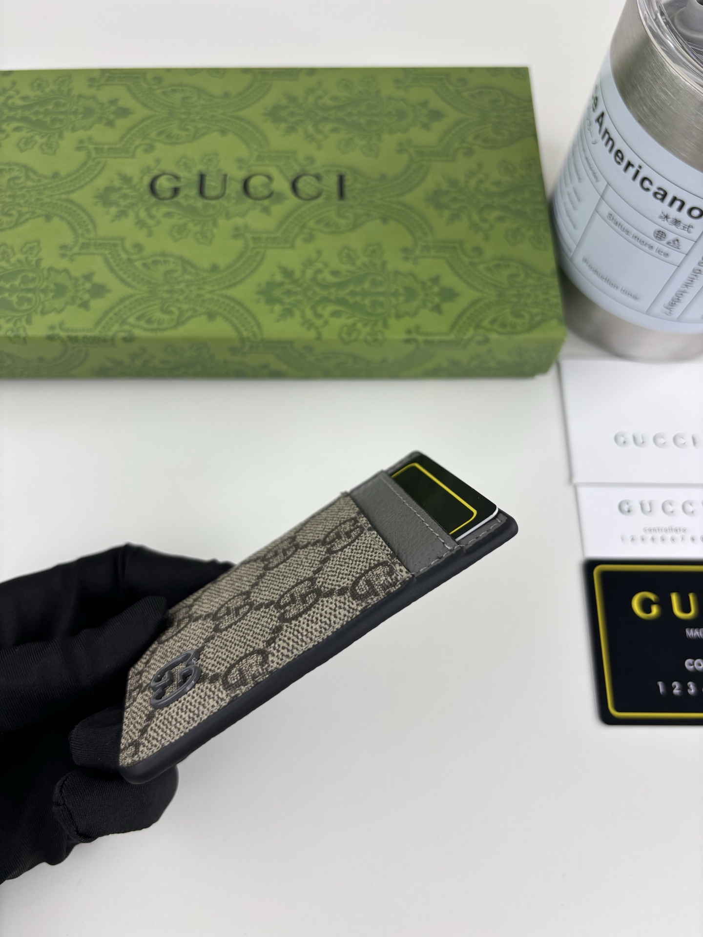 GUCUl新系列呈现纤薄且小巧的皮具作品,焕新融蕴多种色彩,GG标识点缀充满对比美感的双色调设计。这款磁扣卡片夹以灰色和 GUCUl新系列呈现纤薄且小巧的皮具作品,焕新融蕴多种色彩,GG标识点缀充满对比美感的双色调设计。这款磁扣卡片夹以灰色和