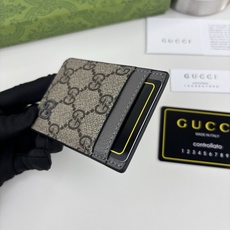 GUCUl新系列呈现纤薄且小巧的皮具作品,焕新融蕴多种色彩,GG标识点缀充满对比美感的双色调设计。这款磁扣卡片夹以灰色和 GUCUl新系列呈现纤薄且小巧的皮具作品,焕新融蕴多种色彩,GG标识点缀充满对比美感的双色调设计。这款磁扣卡片夹以灰色和