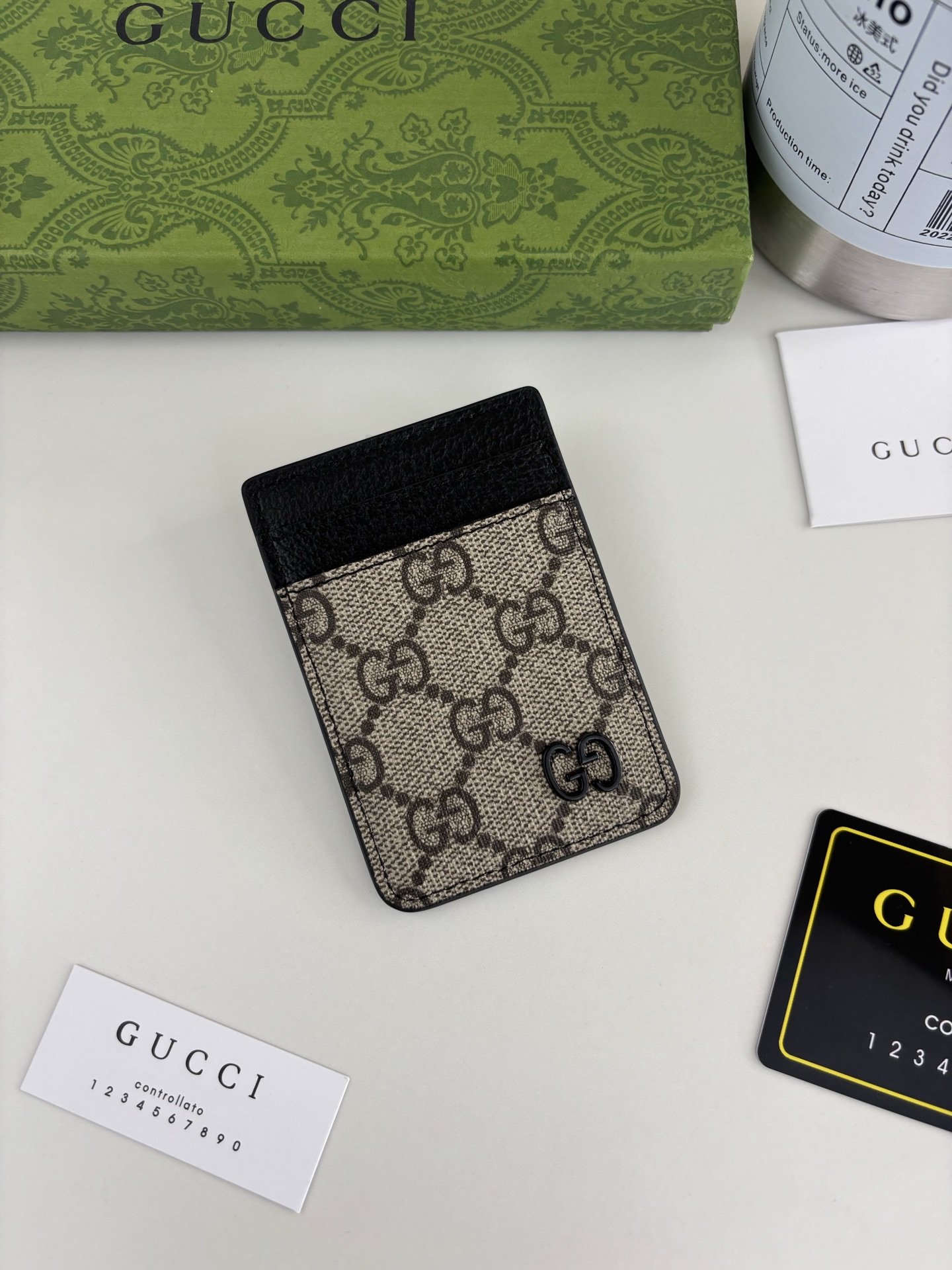 GUCUl新系列呈现纤薄且小巧的皮具作品，焕新融蕴多种色彩，GG标识点缀充满对比美感的双色调设计。这款磁扣卡片夹以黑色和
