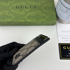 GUCUl新系列呈现纤薄且小巧的皮具作品,焕新融蕴多种色彩,GG标识点缀充满对比美感的双色调设计。这款磁扣卡片夹以黑色和 GUCUl新系列呈现纤薄且小巧的皮具作品,焕新融蕴多种色彩,GG标识点缀充满对比美感的双色调设计。这款磁扣卡片夹以黑色和