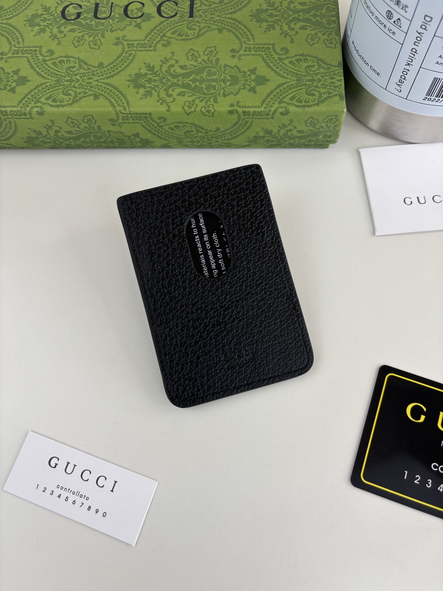 GUCUl新系列呈现纤薄且小巧的皮具作品，焕新融蕴多种色彩，GG标识点缀充满对比美感的双色调设计。这款磁扣卡片夹以黑色和