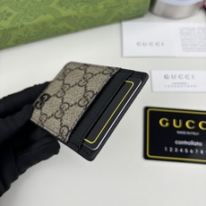 GUCUl新系列呈现纤薄且小巧的皮具作品,焕新融蕴多种色彩,GG标识点缀充满对比美感的双色调设计。这款磁扣卡片夹以黑色和 GUCUl新系列呈现纤薄且小巧的皮具作品,焕新融蕴多种色彩,GG标识点缀充满对比美感的双色调设计。这款磁扣卡片夹以黑色和