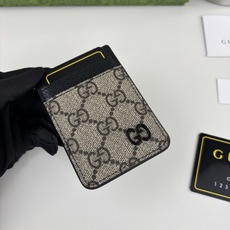 GUCUl新系列呈现纤薄且小巧的皮具作品,焕新融蕴多种色彩,GG标识点缀充满对比美感的双色调设计。这款磁扣卡片夹以黑色和 GUCUl新系列呈现纤薄且小巧的皮具作品,焕新融蕴多种色彩,GG标识点缀充满对比美感的双色调设计。这款磁扣卡片夹以黑色和