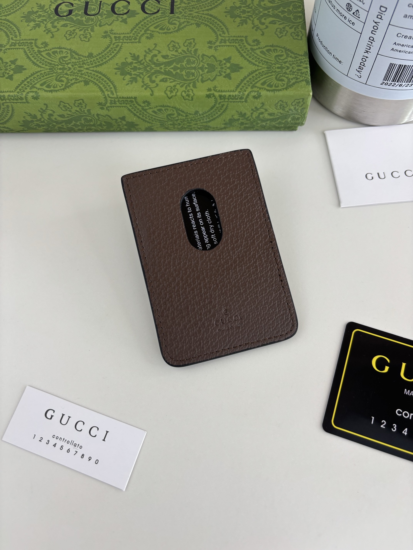 GUCUl新系列呈现纤薄且小巧的皮具作品，焕新融蕴多种色彩，GG标识点缀充满对比美感的双色调设计。这款磁扣卡片夹以啡色和