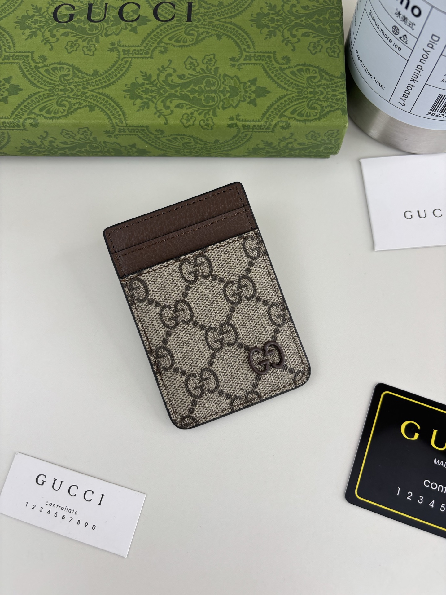 GUCUl新系列呈现纤薄且小巧的皮具作品，焕新融蕴多种色彩，GG标识点缀充满对比美感的双色调设计。这款磁扣卡片夹以啡色和