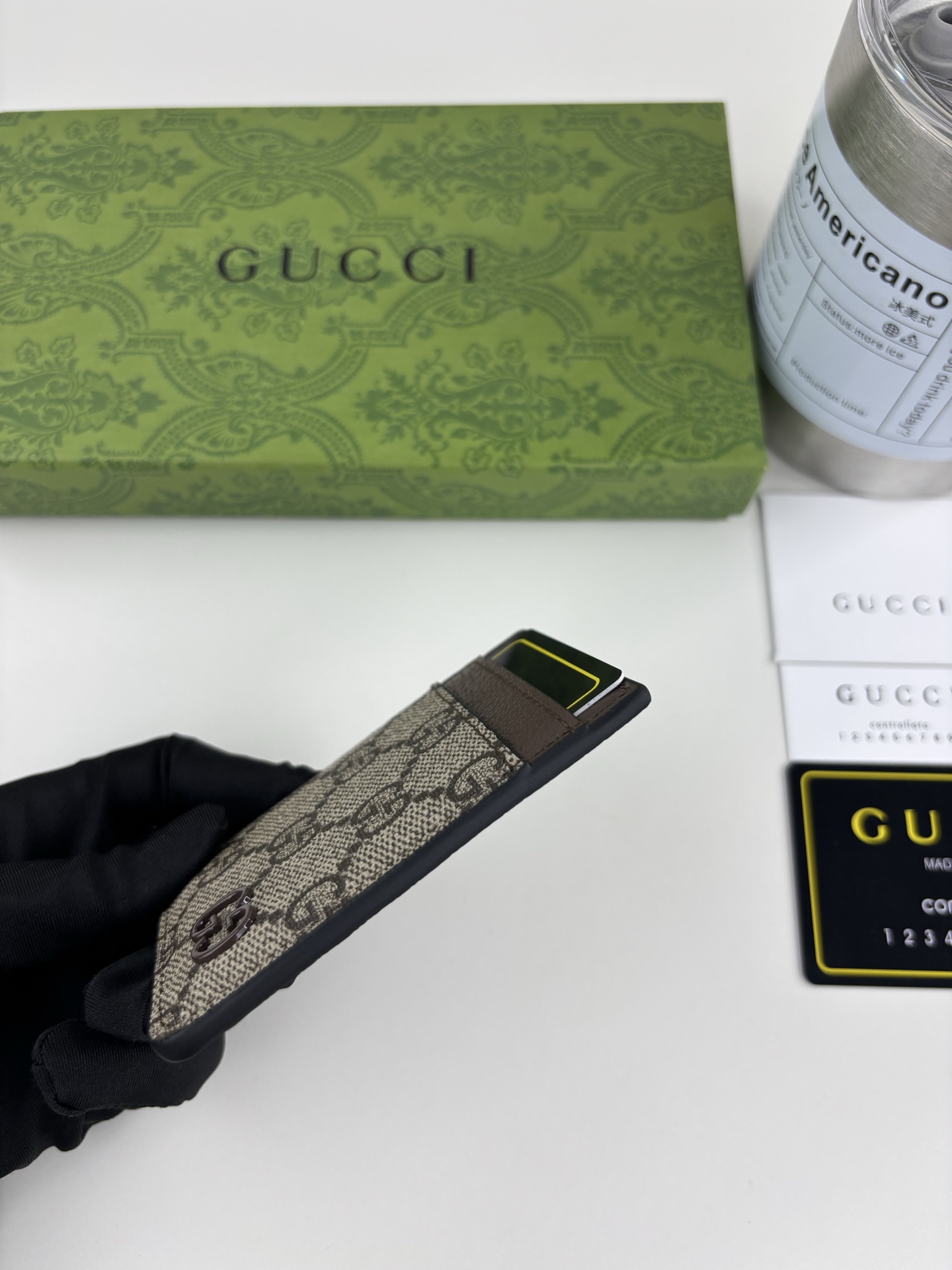 GUCUl新系列呈现纤薄且小巧的皮具作品，焕新融蕴多种色彩，GG标识点缀充满对比美感的双色调设计。这款磁扣卡片夹以啡色和