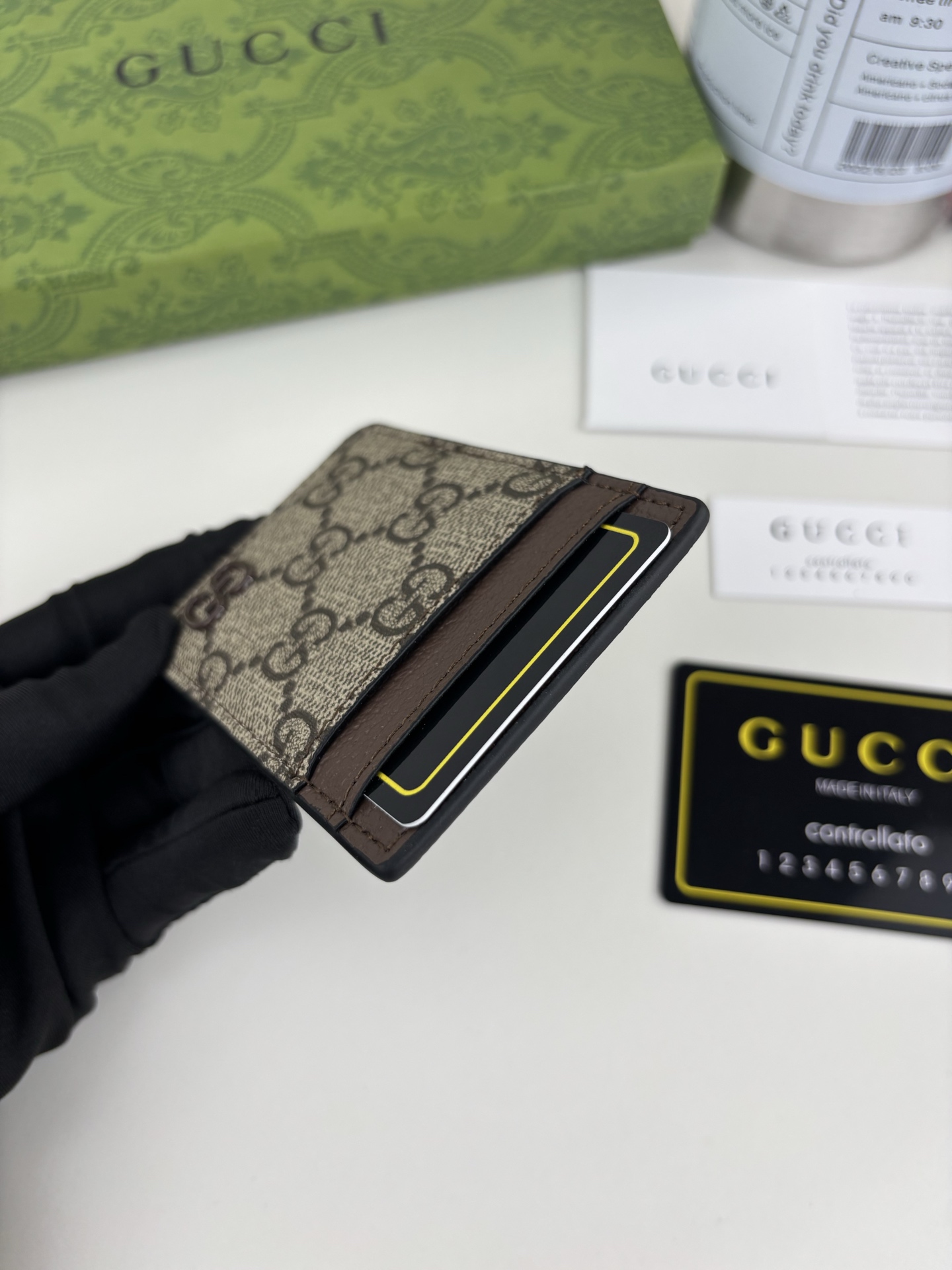GUCUl新系列呈现纤薄且小巧的皮具作品，焕新融蕴多种色彩，GG标识点缀充满对比美感的双色调设计。这款磁扣卡片夹以啡色和