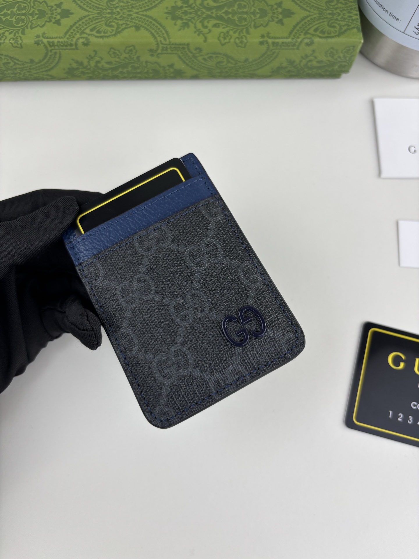 GUCUl新系列呈现纤薄且小巧的皮具作品,焕新融蕴多种色彩,GG标识点缀充满对比美感的双色调设计。这款磁扣卡片夹以蓝色和 GUCUl新系列呈现纤薄且小巧的皮具作品,焕新融蕴多种色彩,GG标识点缀充满对比美感的双色调设计。这款磁扣卡片夹以蓝色和