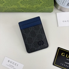 GUCUl新系列呈现纤薄且小巧的皮具作品,焕新融蕴多种色彩,GG标识点缀充满对比美感的双色调设计。这款磁扣卡片夹以蓝色和 GUCUl新系列呈现纤薄且小巧的皮具作品,焕新融蕴多种色彩,GG标识点缀充满对比美感的双色调设计。这款磁扣卡片夹以蓝色和