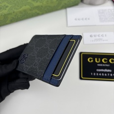 GUCUl新系列呈现纤薄且小巧的皮具作品,焕新融蕴多种色彩,GG标识点缀充满对比美感的双色调设计。这款磁扣卡片夹以蓝色和 GUCUl新系列呈现纤薄且小巧的皮具作品,焕新融蕴多种色彩,GG标识点缀充满对比美感的双色调设计。这款磁扣卡片夹以蓝色和