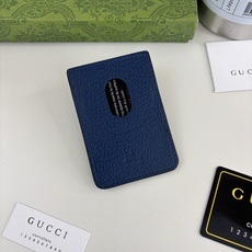 GUCUl新系列呈现纤薄且小巧的皮具作品,焕新融蕴多种色彩,GG标识点缀充满对比美感的双色调设计。这款磁扣卡片夹以蓝色和 GUCUl新系列呈现纤薄且小巧的皮具作品,焕新融蕴多种色彩,GG标识点缀充满对比美感的双色调设计。这款磁扣卡片夹以蓝色和