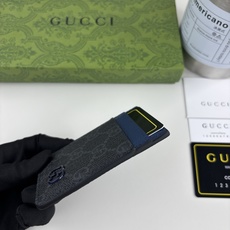 GUCUl新系列呈现纤薄且小巧的皮具作品,焕新融蕴多种色彩,GG标识点缀充满对比美感的双色调设计。这款磁扣卡片夹以蓝色和 GUCUl新系列呈现纤薄且小巧的皮具作品,焕新融蕴多种色彩,GG标识点缀充满对比美感的双色调设计。这款磁扣卡片夹以蓝色和