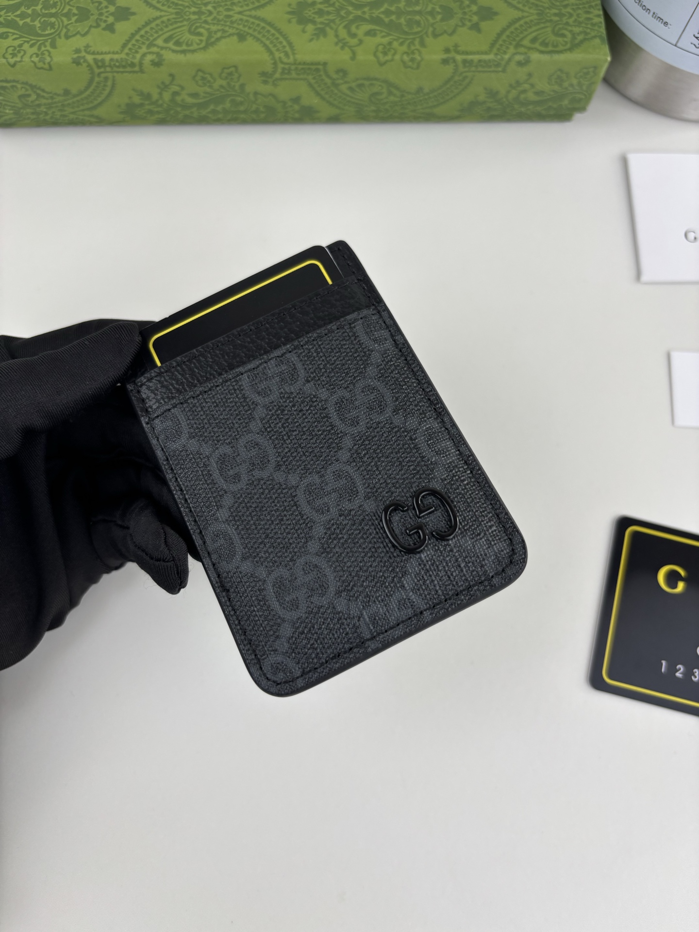 GUCUl新系列呈现纤薄且小巧的皮具作品,焕新融蕴多种色彩,GG标识点缀充满对比美感的双色调设计。这款磁扣卡片夹以黑色和 GUCUl新系列呈现纤薄且小巧的皮具作品,焕新融蕴多种色彩,GG标识点缀充满对比美感的双色调设计。这款磁扣卡片夹以黑色和