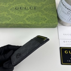 GUCUl新系列呈现纤薄且小巧的皮具作品,焕新融蕴多种色彩,GG标识点缀充满对比美感的双色调设计。这款磁扣卡片夹以黑色和 GUCUl新系列呈现纤薄且小巧的皮具作品,焕新融蕴多种色彩,GG标识点缀充满对比美感的双色调设计。这款磁扣卡片夹以黑色和