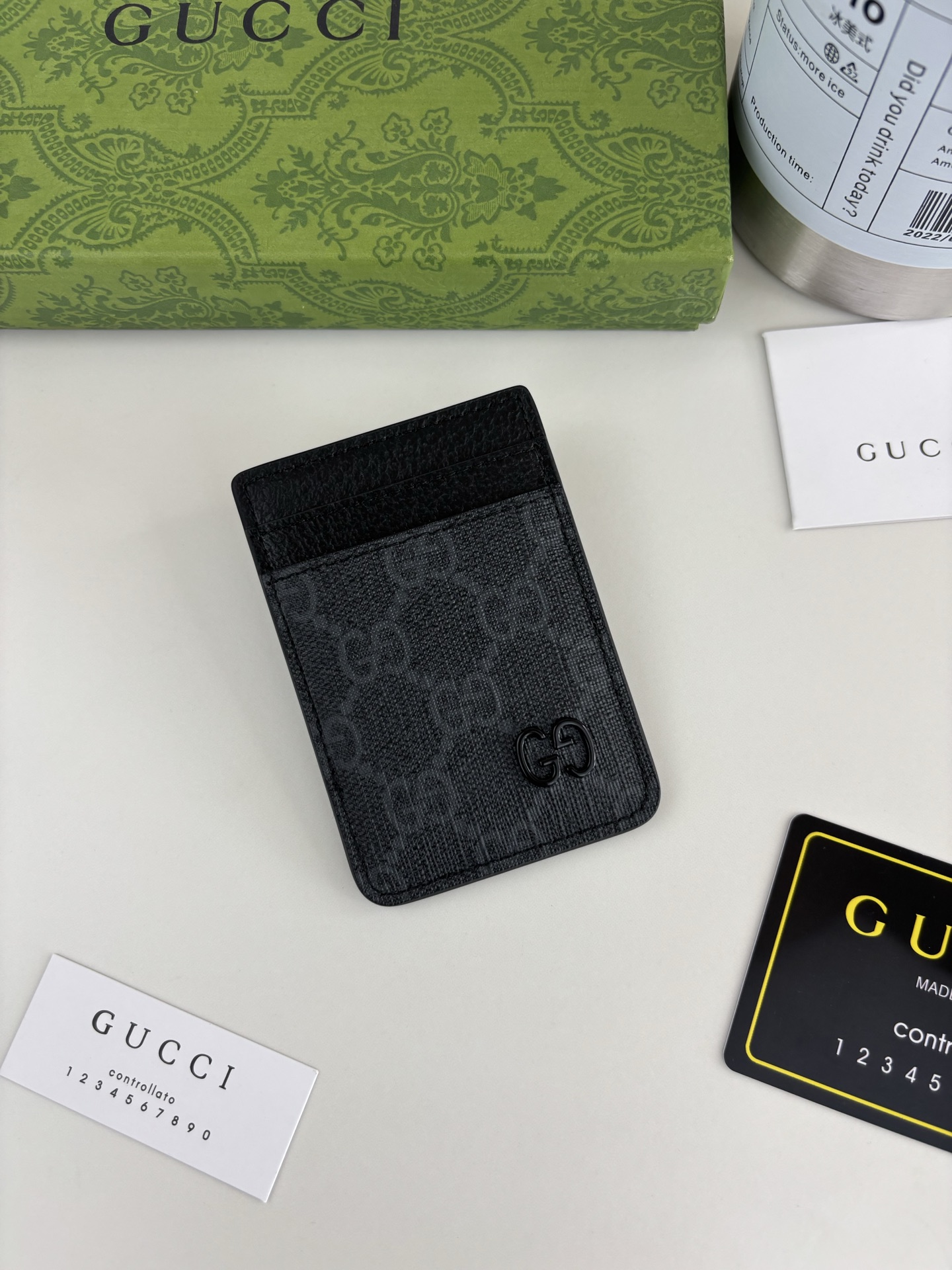 GUCUl新系列呈现纤薄且小巧的皮具作品,焕新融蕴多种色彩,GG标识点缀充满对比美感的双色调设计。这款磁扣卡片夹以黑色和 GUCUl新系列呈现纤薄且小巧的皮具作品,焕新融蕴多种色彩,GG标识点缀充满对比美感的双色调设计。这款磁扣卡片夹以黑色和