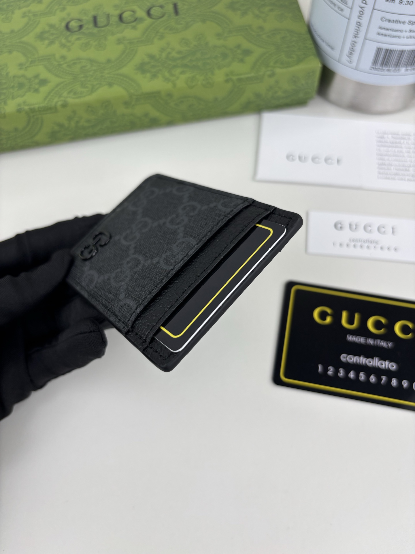 GUCUl新系列呈现纤薄且小巧的皮具作品,焕新融蕴多种色彩,GG标识点缀充满对比美感的双色调设计。这款磁扣卡片夹以黑色和 GUCUl新系列呈现纤薄且小巧的皮具作品,焕新融蕴多种色彩,GG标识点缀充满对比美感的双色调设计。这款磁扣卡片夹以黑色和