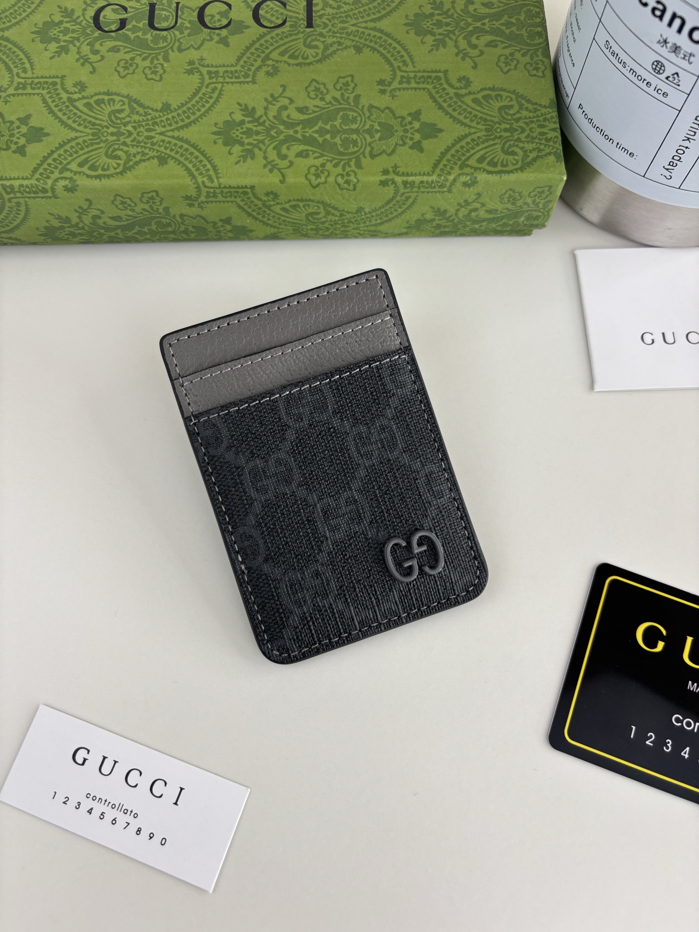 GUCUl新系列呈现纤薄且小巧的皮具作品，焕新融蕴多种色彩，GG标识点缀充满对比美感的双色调设计。这款磁扣卡片夹以灰色和