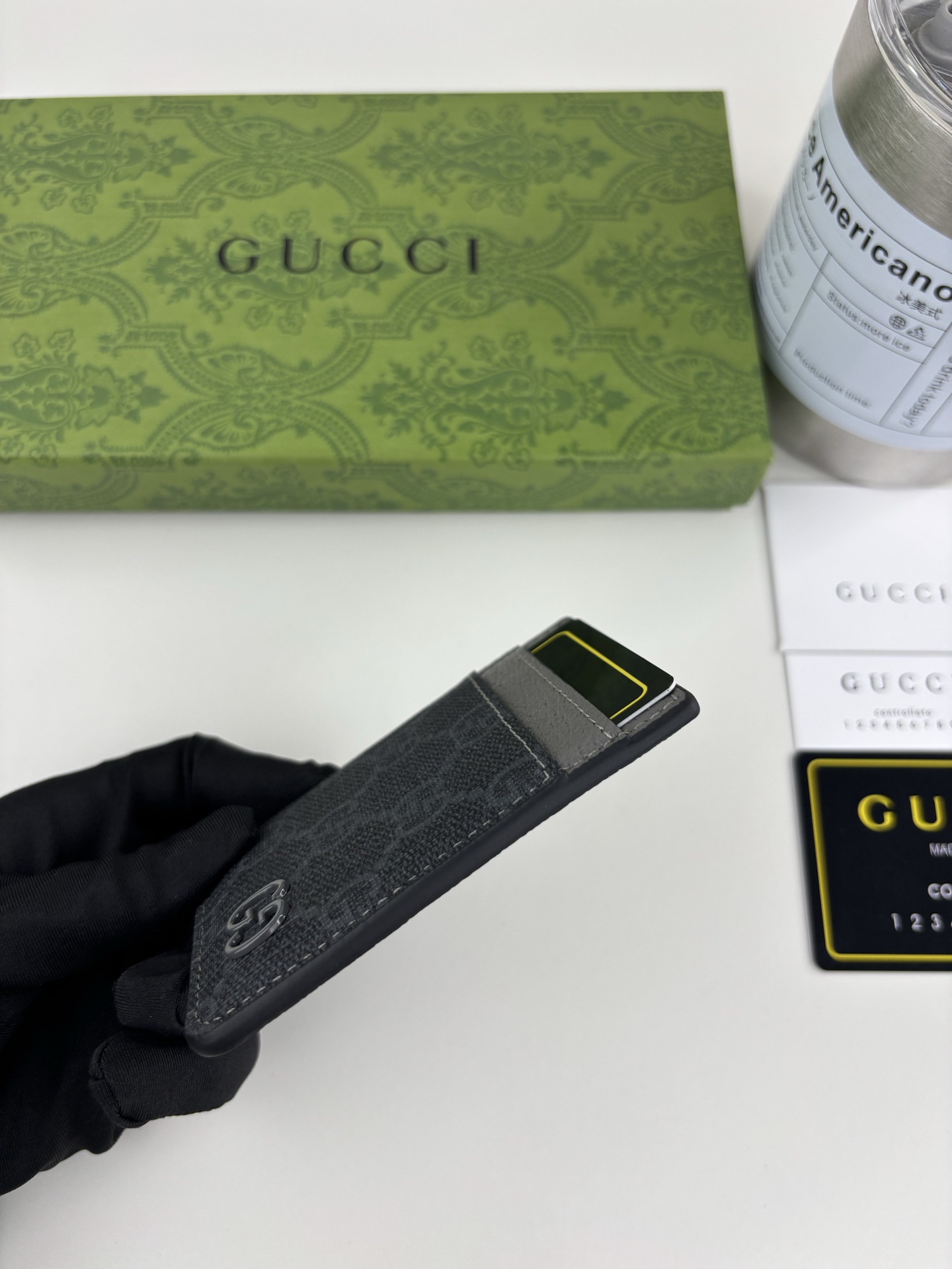 GUCUl新系列呈现纤薄且小巧的皮具作品，焕新融蕴多种色彩，GG标识点缀充满对比美感的双色调设计。这款磁扣卡片夹以灰色和