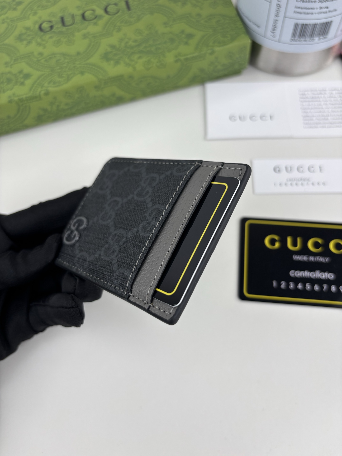GUCUl新系列呈现纤薄且小巧的皮具作品，焕新融蕴多种色彩，GG标识点缀充满对比美感的双色调设计。这款磁扣卡片夹以灰色和