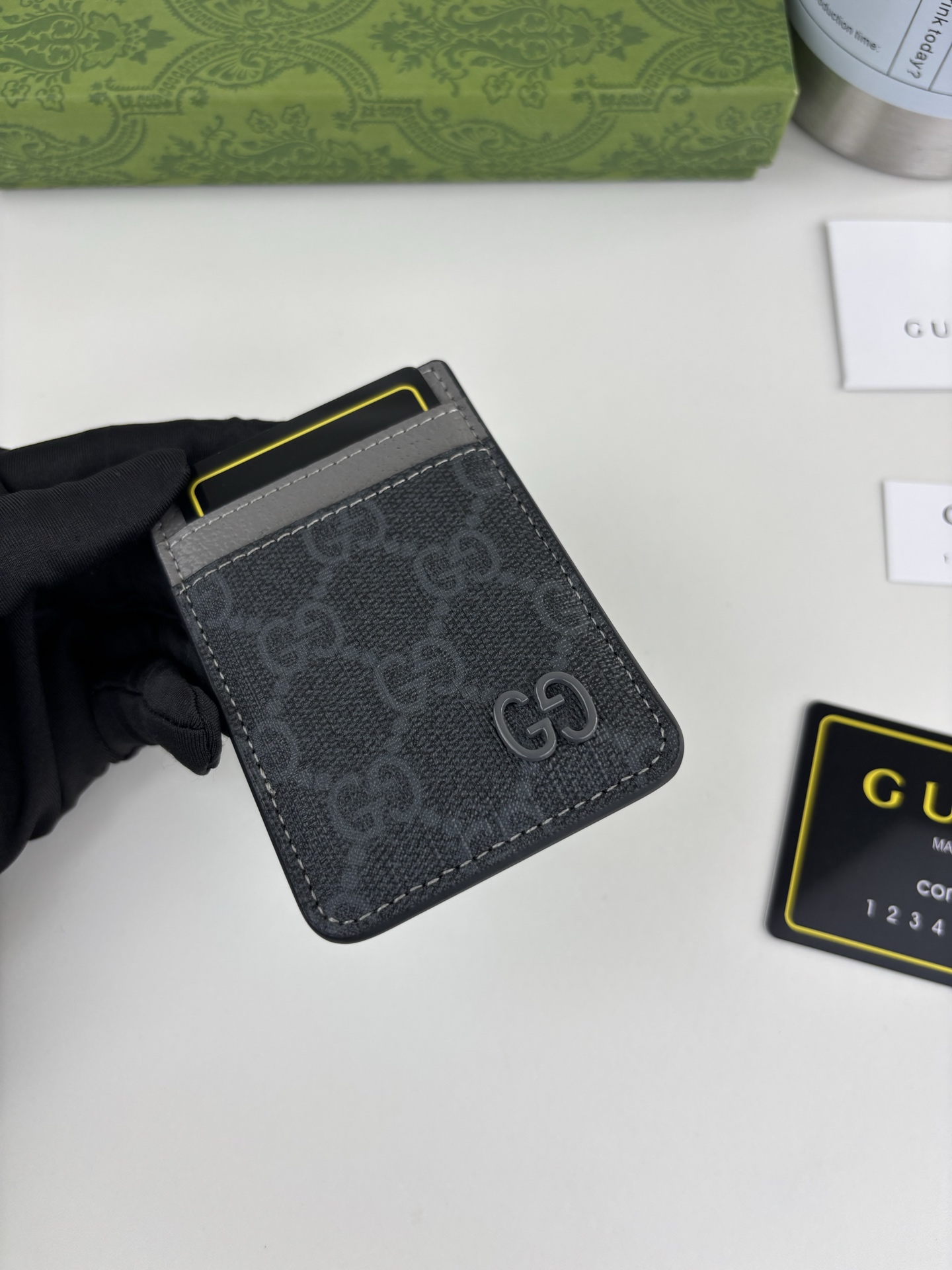 GUCUl新系列呈现纤薄且小巧的皮具作品，焕新融蕴多种色彩，GG标识点缀充满对比美感的双色调设计。这款磁扣卡片夹以灰色和