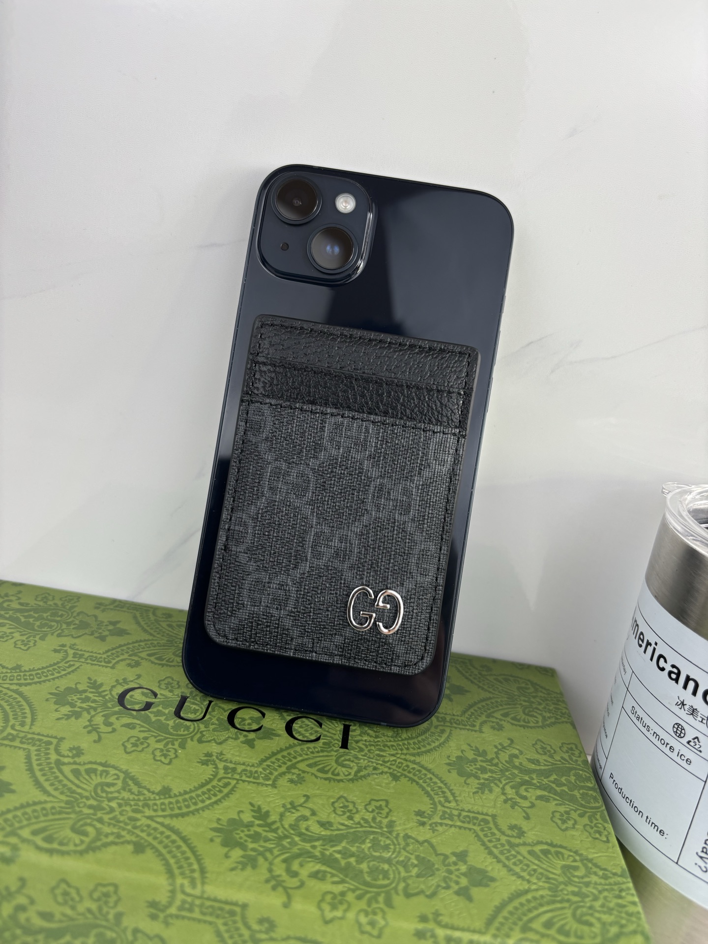GUCUl新系列呈现纤薄且小巧的皮具作品，焕新融蕴多种色彩，GG标识点缀充满对比美感的双色调设计。这款磁扣卡片夹以黑色和