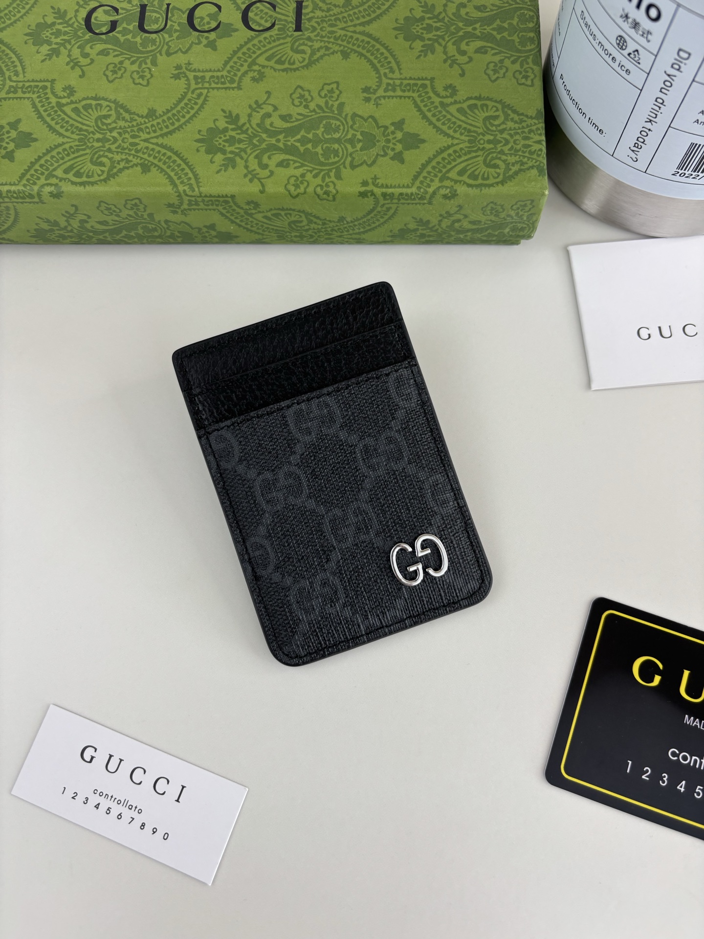 GUCUl新系列呈现纤薄且小巧的皮具作品，焕新融蕴多种色彩，GG标识点缀充满对比美感的双色调设计。这款磁扣卡片夹以黑色和