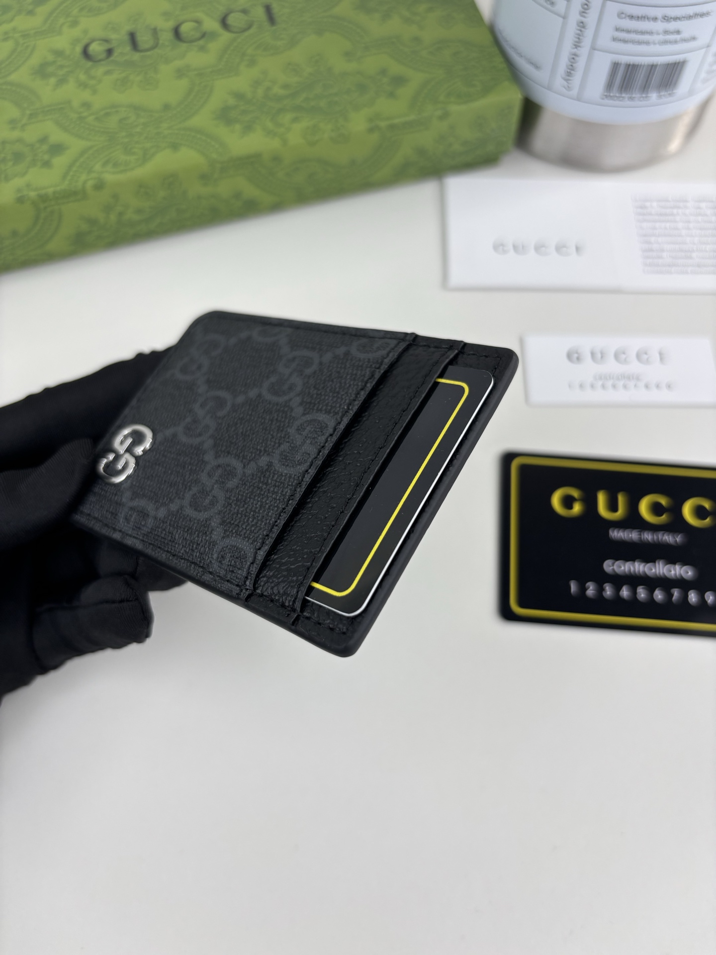 GUCUl新系列呈现纤薄且小巧的皮具作品，焕新融蕴多种色彩，GG标识点缀充满对比美感的双色调设计。这款磁扣卡片夹以黑色和